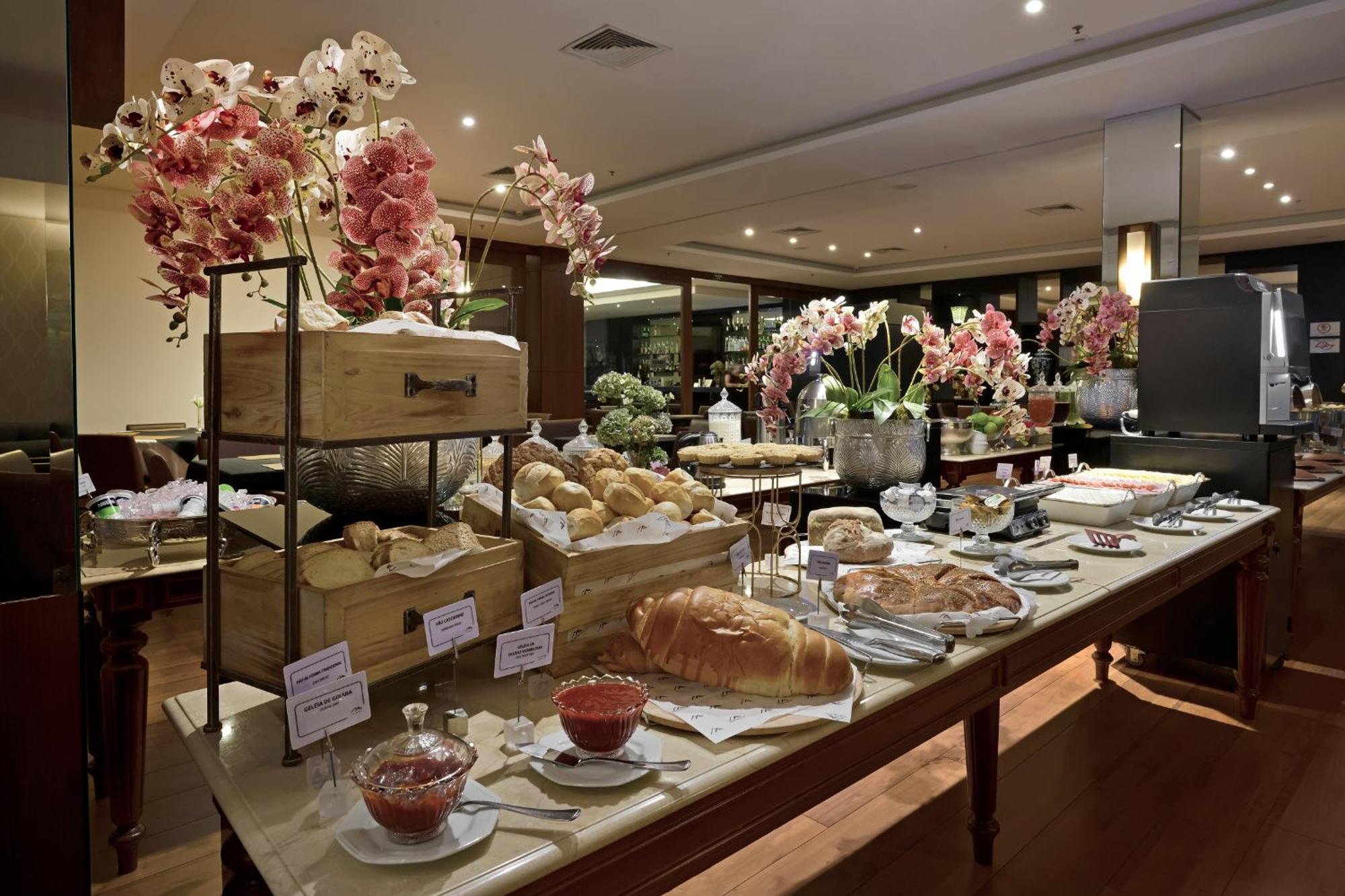 Hotel Mont Blanc Premium Ribeirao Preto Luaran gambar A buffet at a hotel
