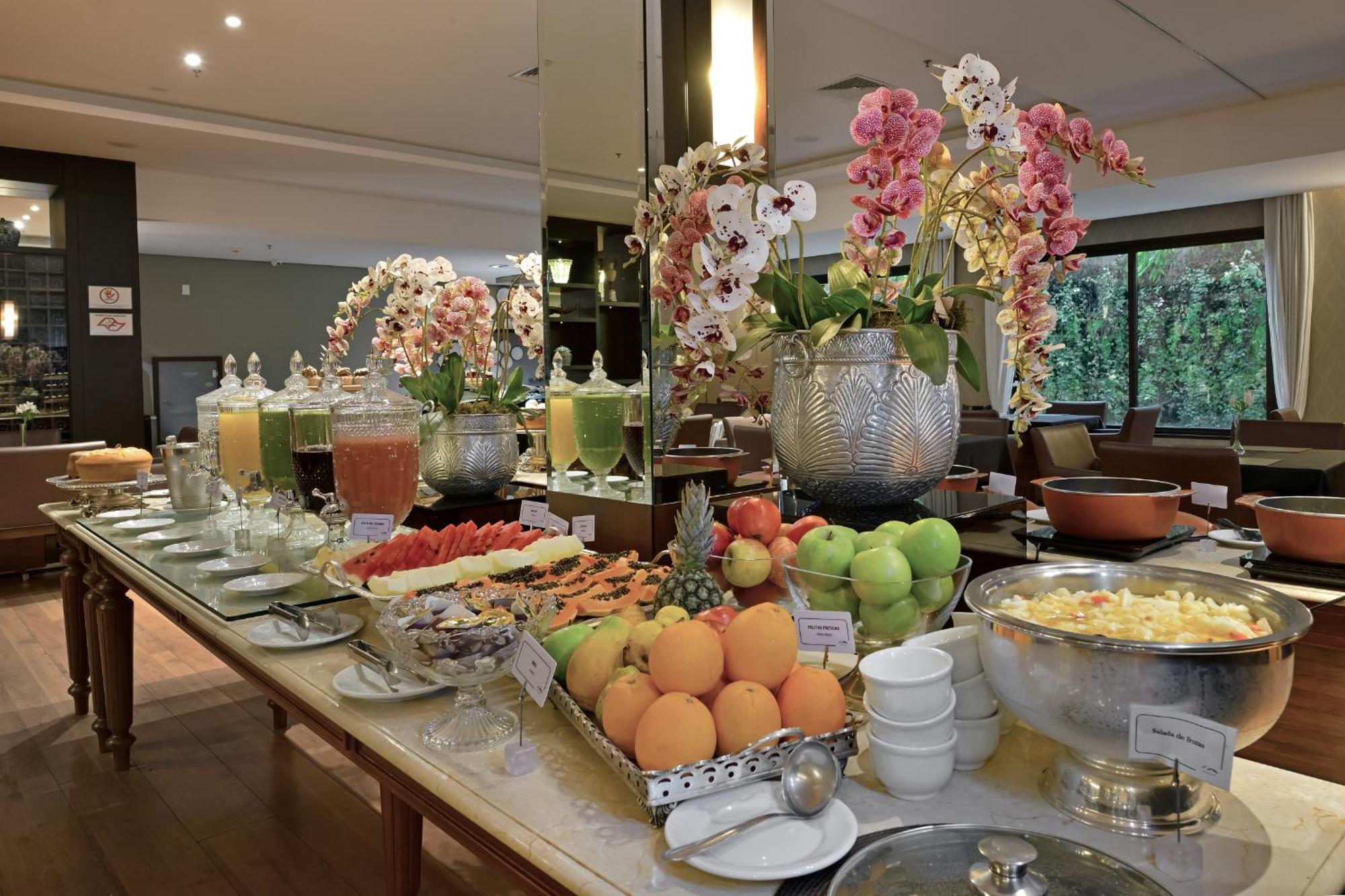 Hotel Mont Blanc Premium Ribeirao Preto Luaran gambar A fruit buffet