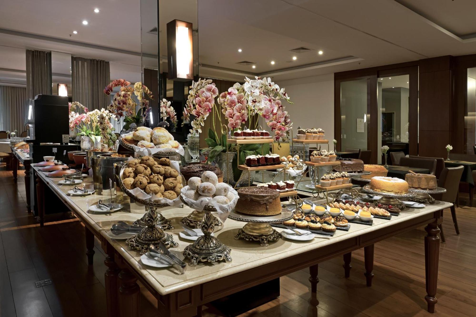 Hotel Mont Blanc Premium Ribeirao Preto Luaran gambar A dessert table at a wedding reception