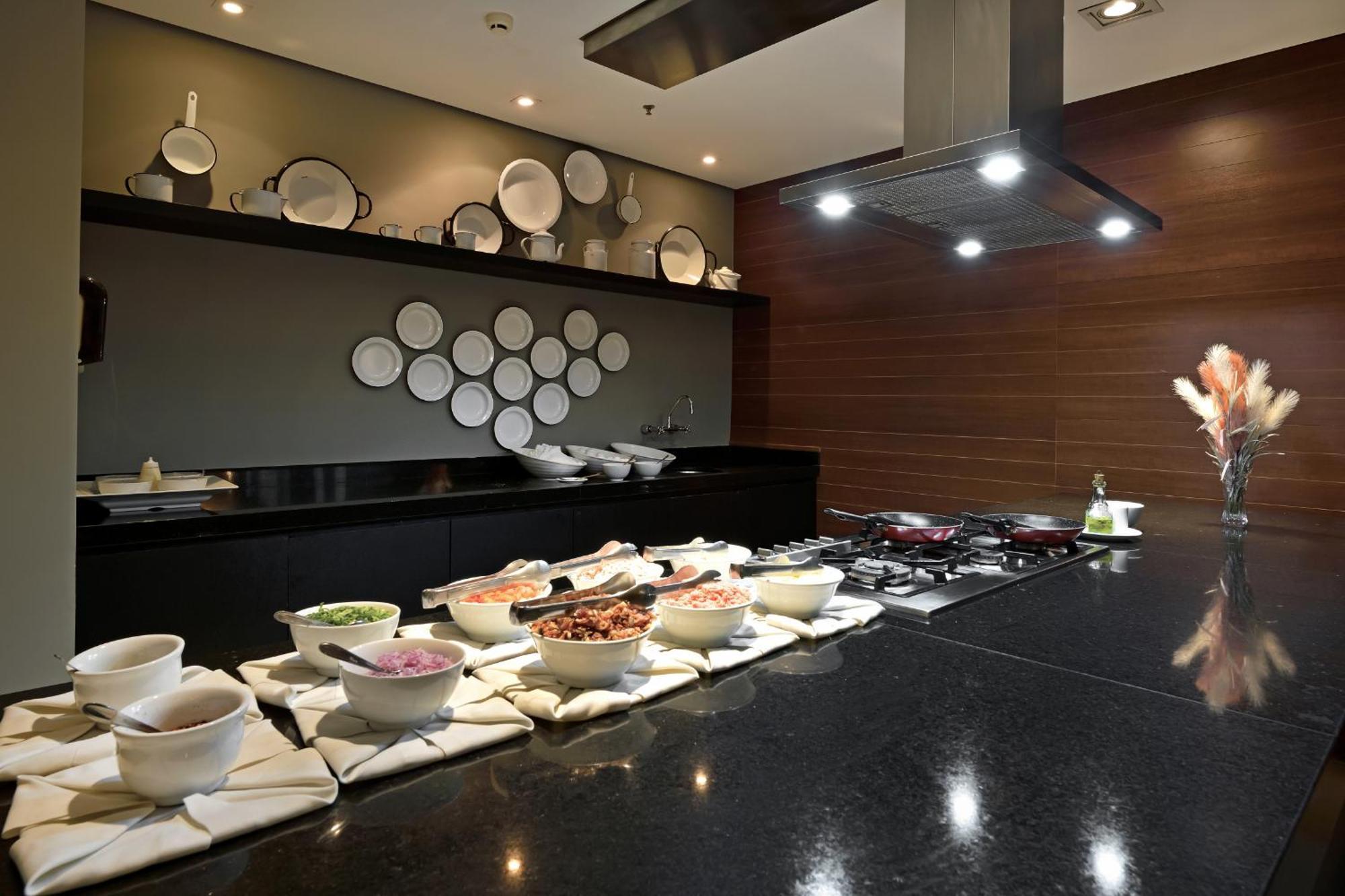 Hotel Mont Blanc Premium Ribeirao Preto Luaran gambar A buffet at a hotel