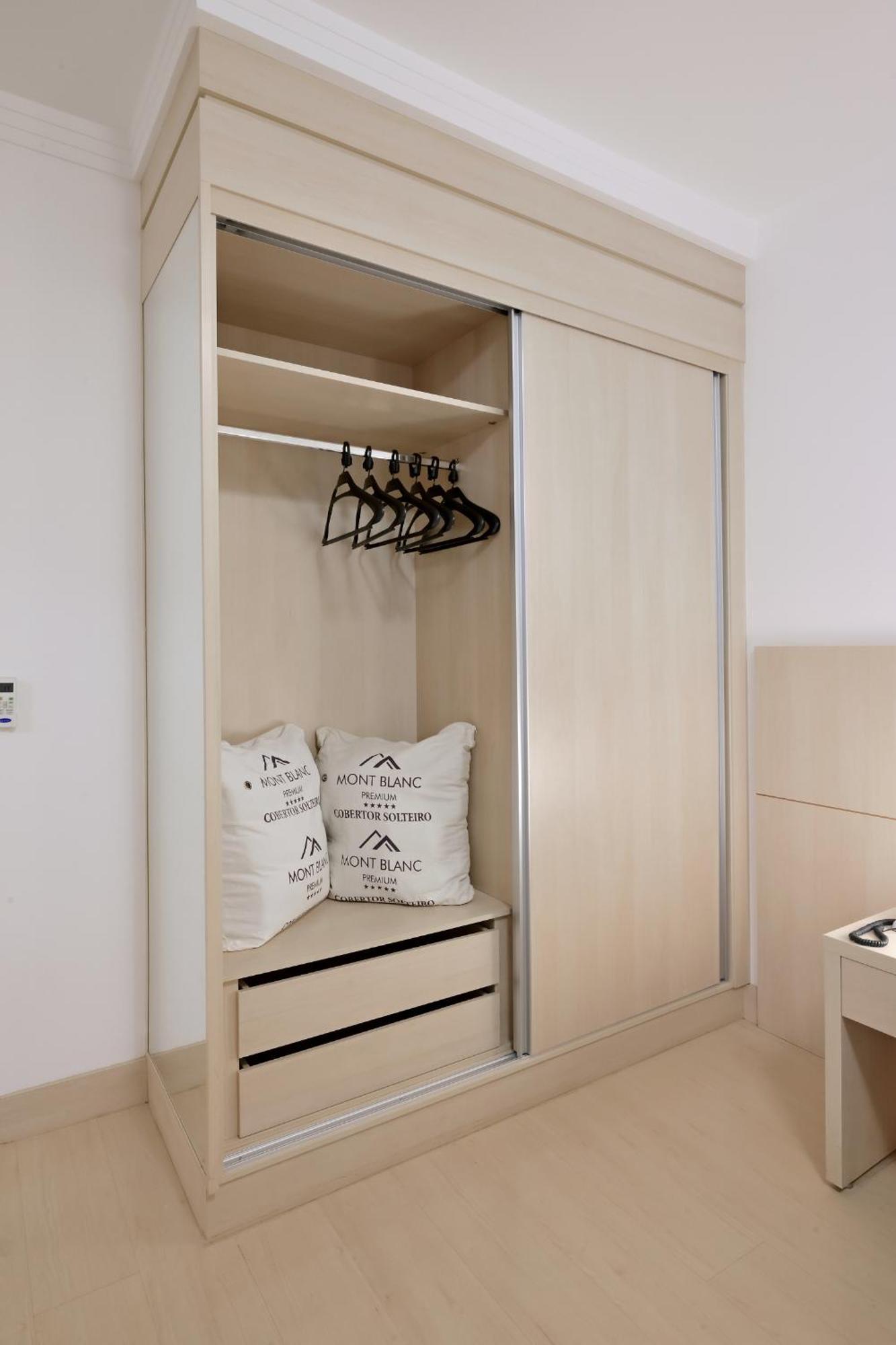 Hotel Mont Blanc Premium Ribeirao Preto Bilik gambar A sliding wardrobe